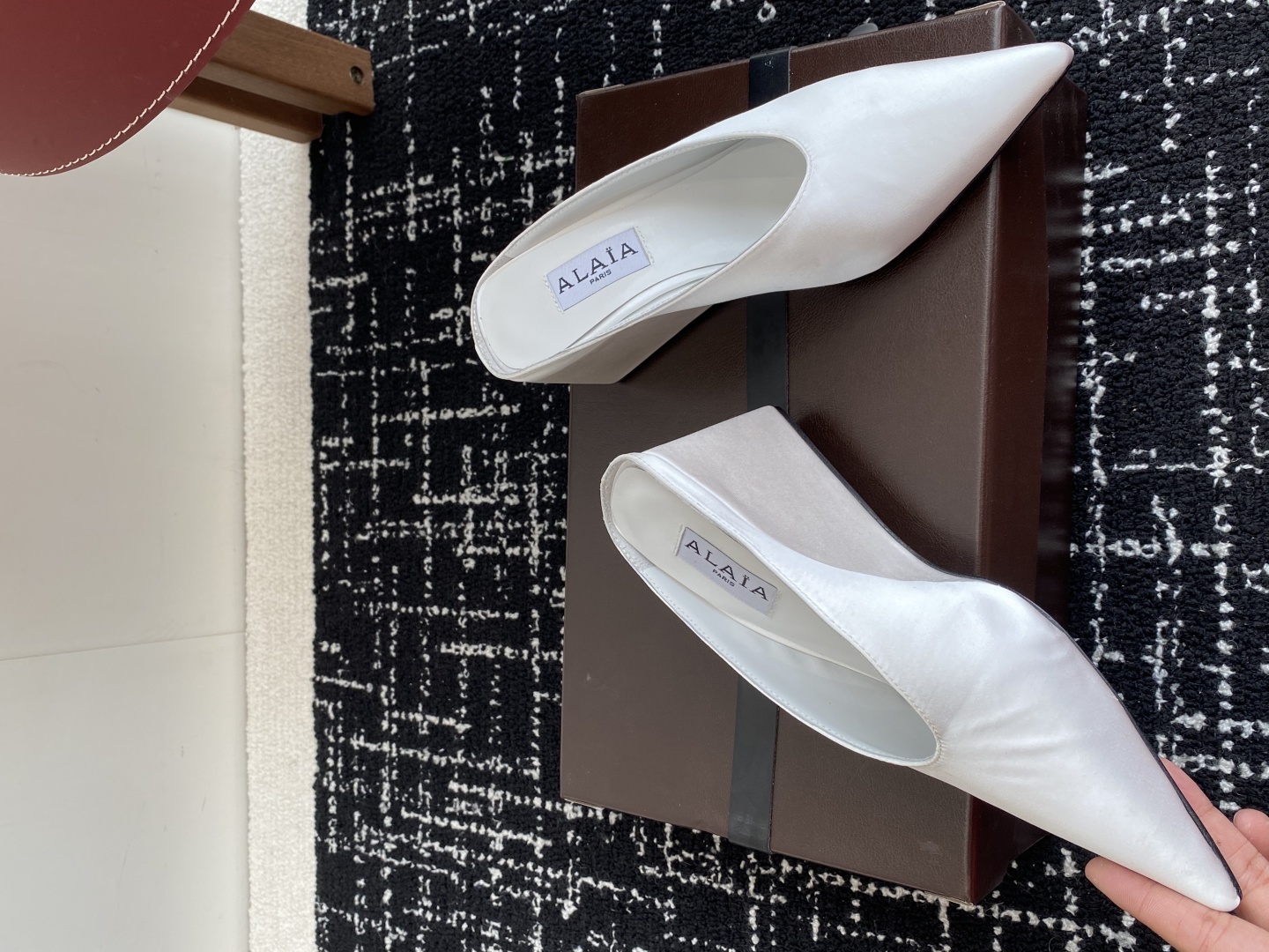 代购级
ALAÏA 25ss 春夏季新款 超有气质的 坡跟 真丝鞋 最近超火的一款尖头鞋

ALAÏA|