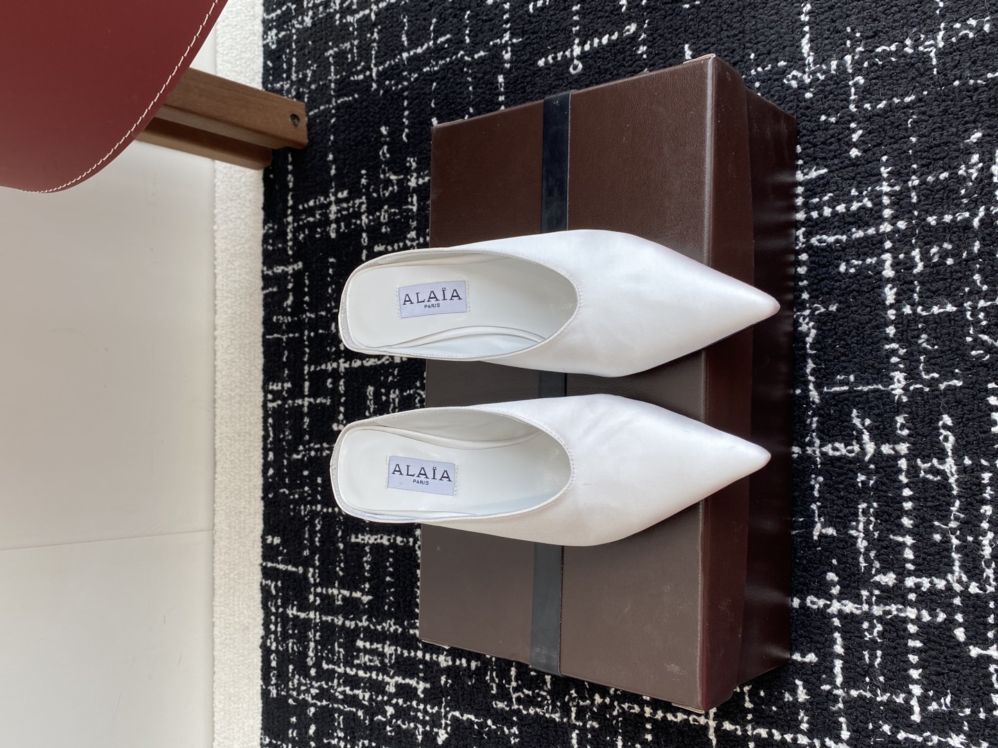 代购级
ALAÏA 25ss 春夏季新款 超有气质的 坡跟 真丝鞋 最近超火的一款尖头鞋

ALAÏA|