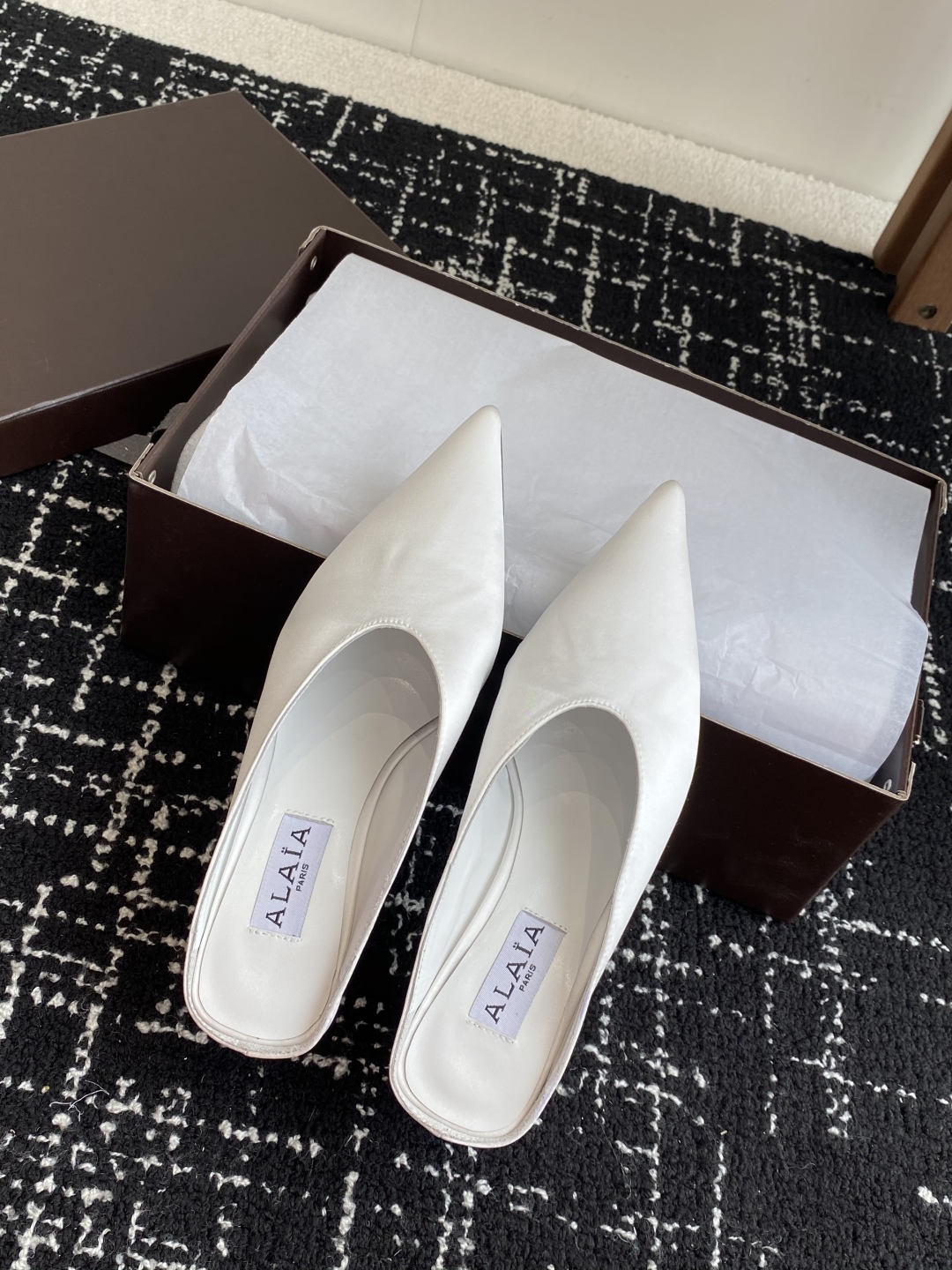 代购级
ALAÏA 25ss 春夏季新款 超有气质的 坡跟 真丝鞋 最近超火的一款尖头鞋

ALAÏA|
