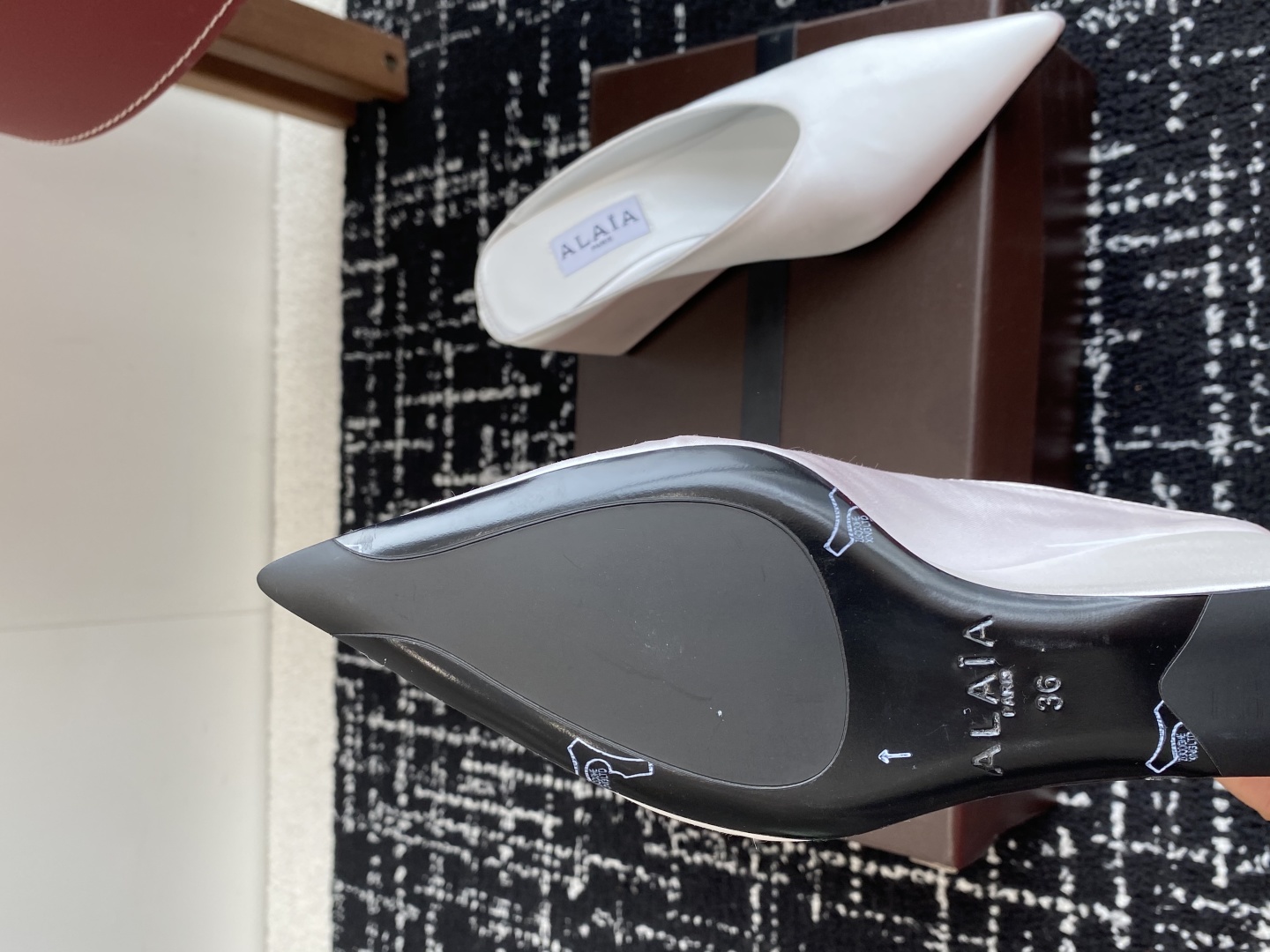 代购级
ALAÏA 25ss 春夏季新款 超有气质的 坡跟 真丝鞋 最近超火的一款尖头鞋

ALAÏA|