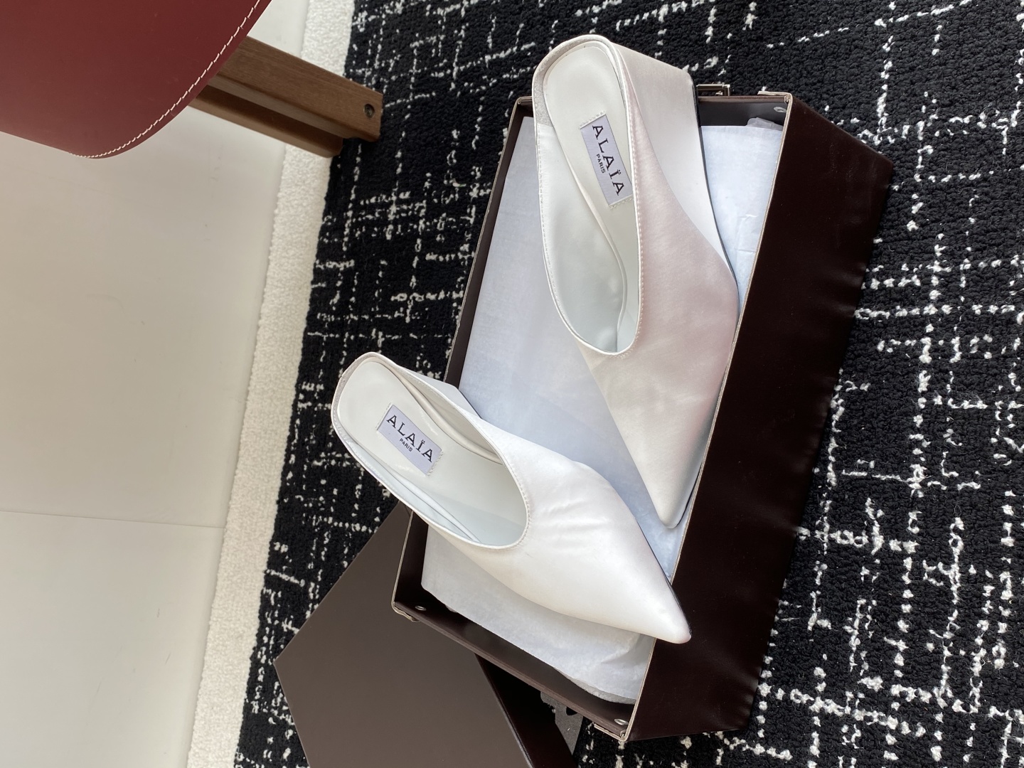 代购级
ALAÏA 25ss 春夏季新款 超有气质的 坡跟 真丝鞋 最近超火的一款尖头鞋

ALAÏA|