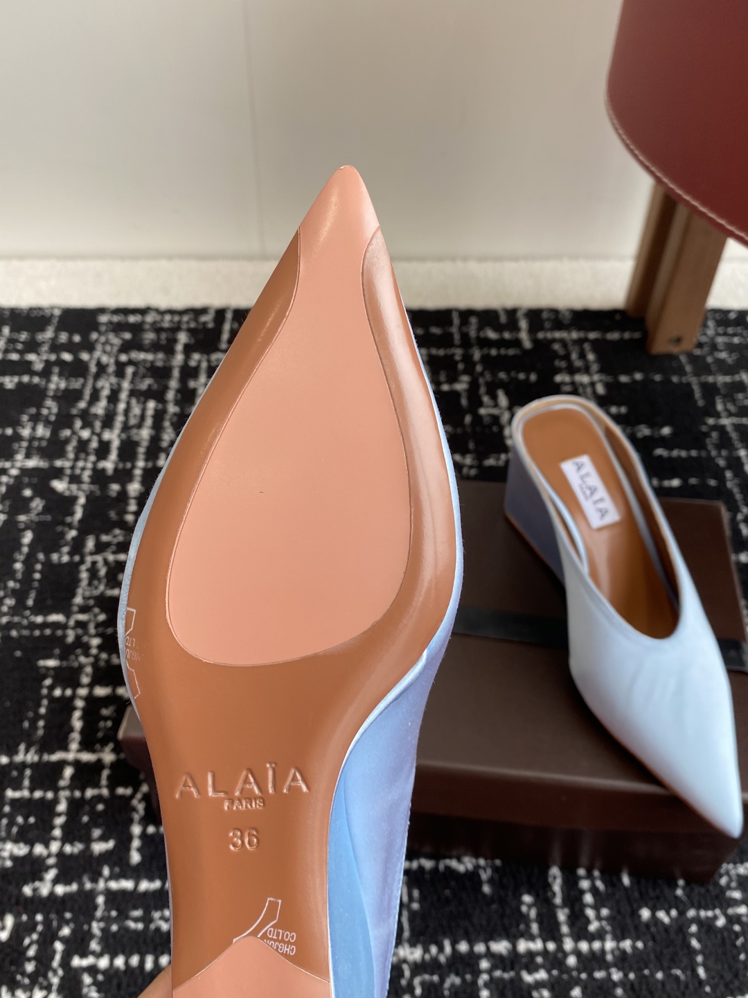 代购级
ALAÏA 25ss 春夏季新款 超有气质的 坡跟 真丝鞋 最近超火的一款尖头鞋

ALAÏA|