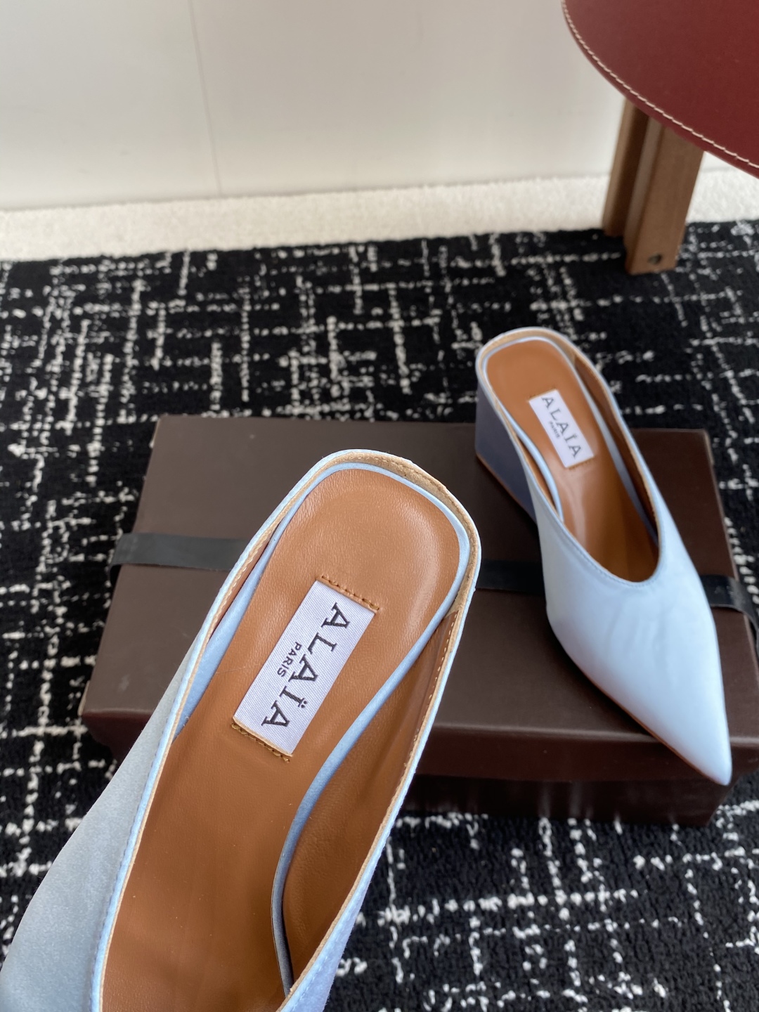 代购级
ALAÏA 25ss 春夏季新款 超有气质的 坡跟 真丝鞋 最近超火的一款尖头鞋

ALAÏA|