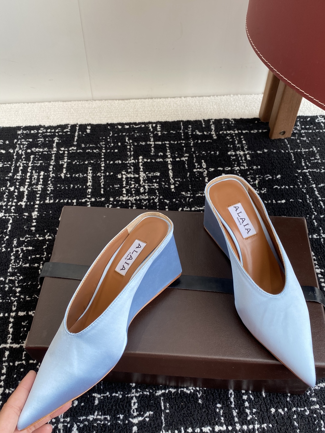 代购级
ALAÏA 25ss 春夏季新款 超有气质的 坡跟 真丝鞋 最近超火的一款尖头鞋

ALAÏA|