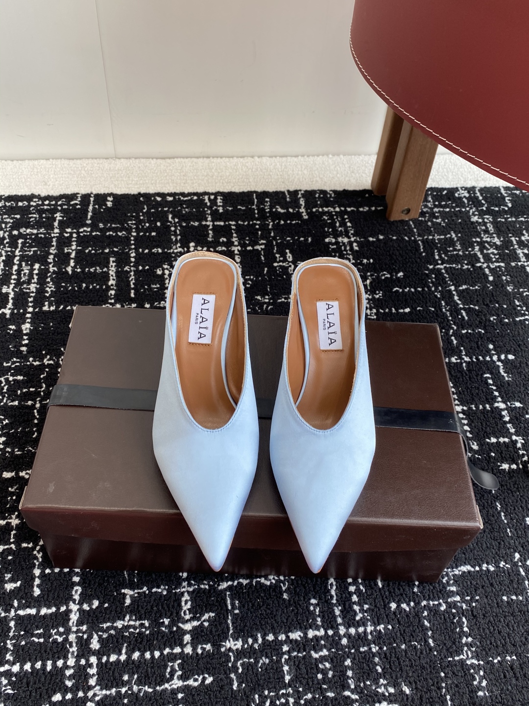 代购级
ALAÏA 25ss 春夏季新款 超有气质的 坡跟 真丝鞋 最近超火的一款尖头鞋

ALAÏA|
