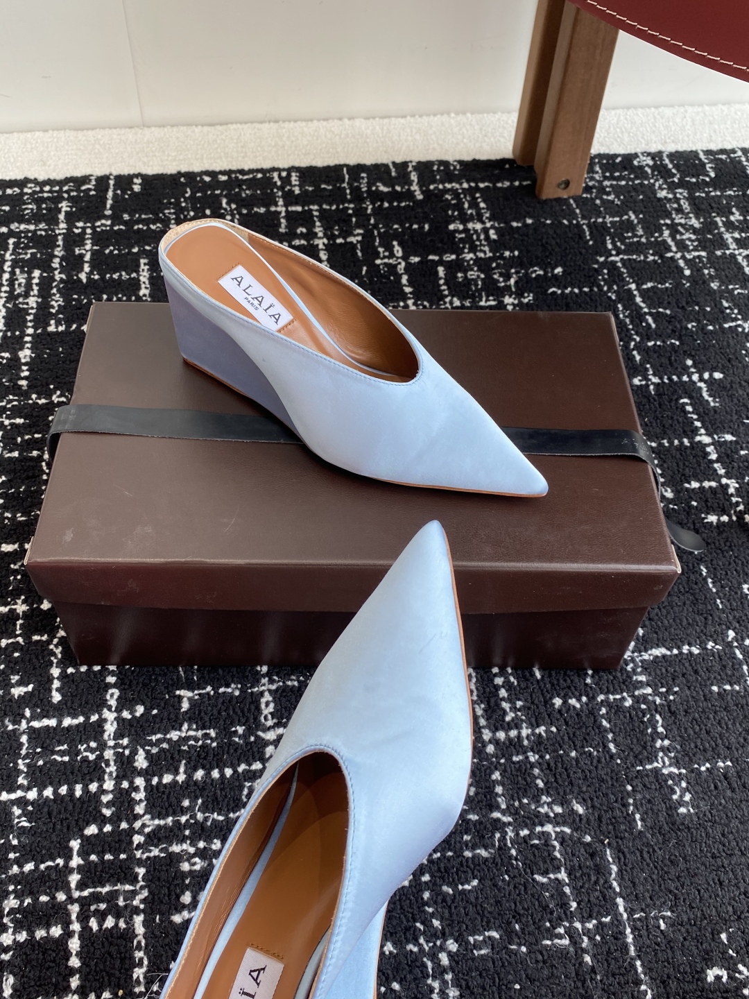 代购级
ALAÏA 25ss 春夏季新款 超有气质的 坡跟 真丝鞋 最近超火的一款尖头鞋

ALAÏA|