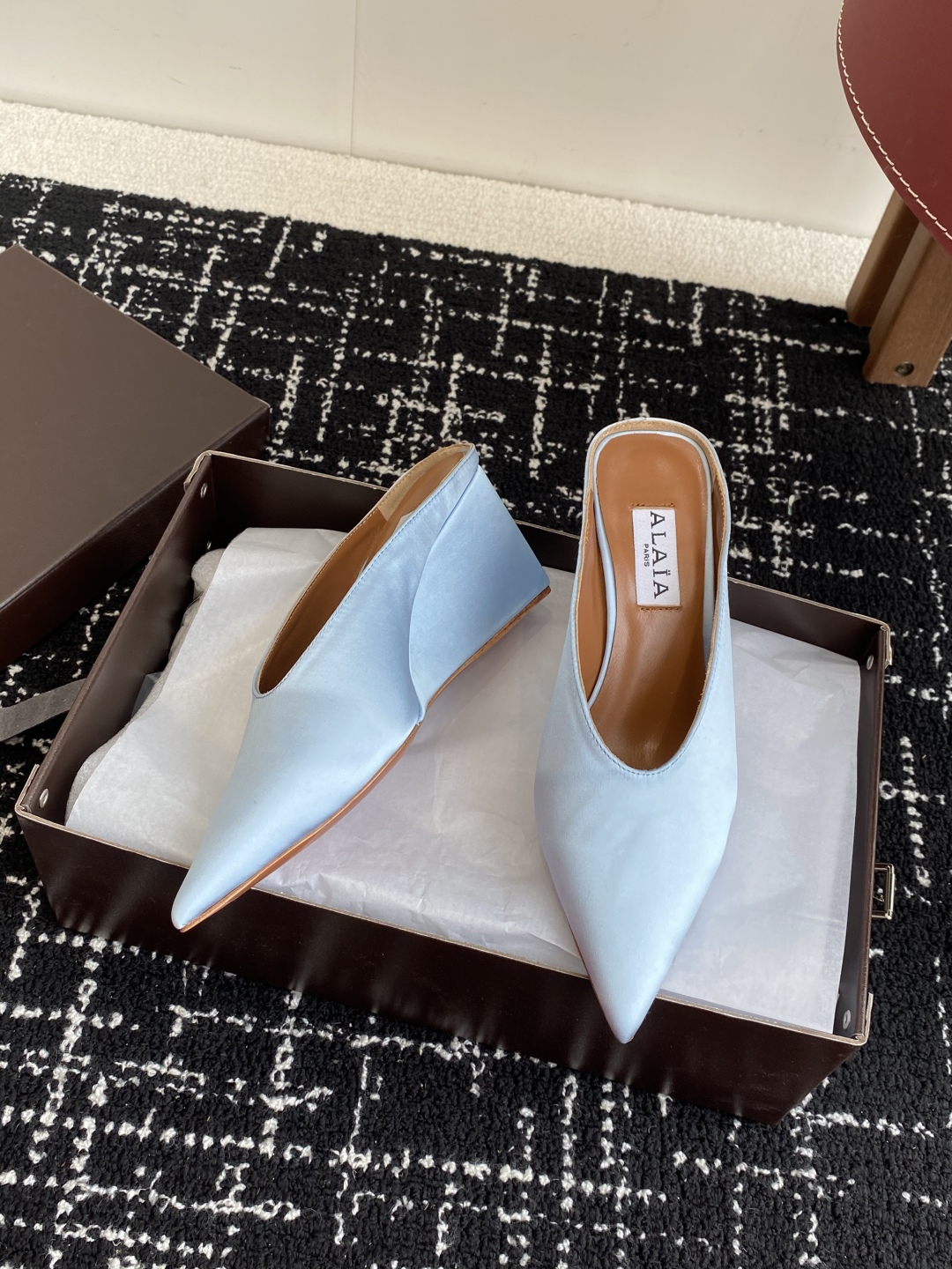 代购级
ALAÏA 25ss 春夏季新款 超有气质的 坡跟 真丝鞋 最近超火的一款尖头鞋

ALAÏA|
