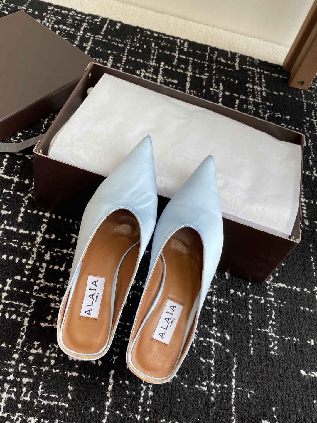 代购级
ALAÏA 25ss 春夏季新款 超有气质的 坡跟 真丝鞋 最近超火的一款尖头鞋

ALAÏA|