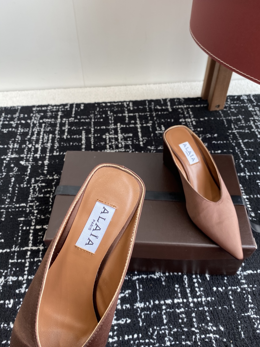 代购级
ALAÏA 25ss 春夏季新款 超有气质的 坡跟 真丝鞋 最近超火的一款尖头鞋

ALAÏA|