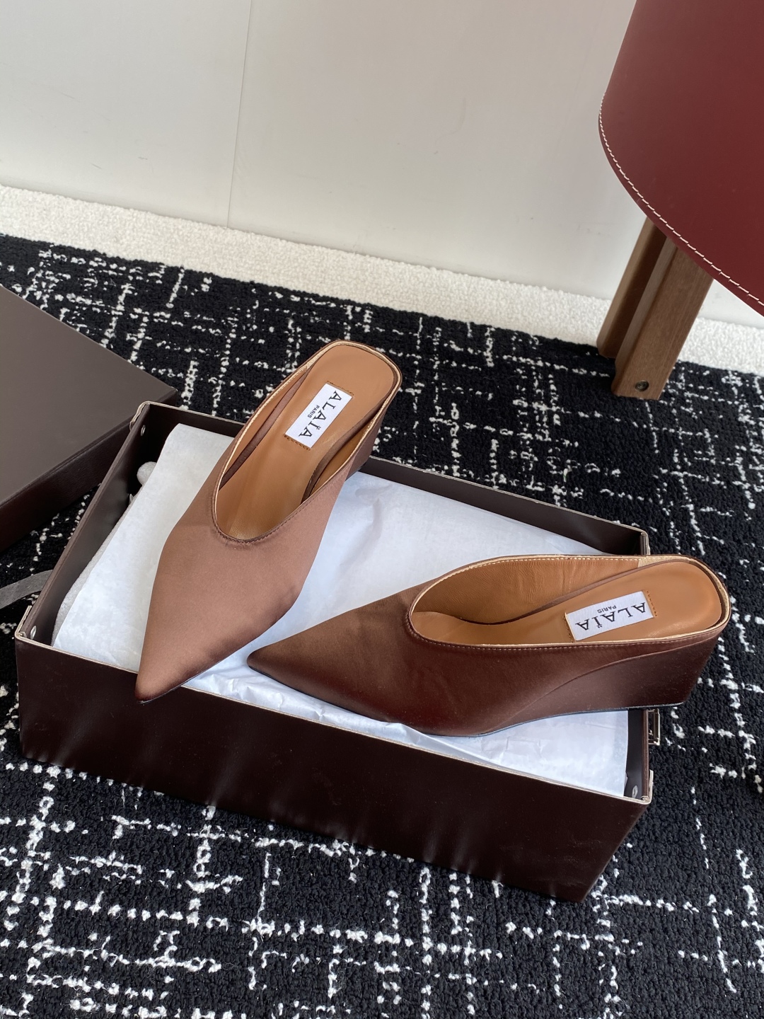 代购级
ALAÏA 25ss 春夏季新款 超有气质的 坡跟 真丝鞋 最近超火的一款尖头鞋

ALAÏA|