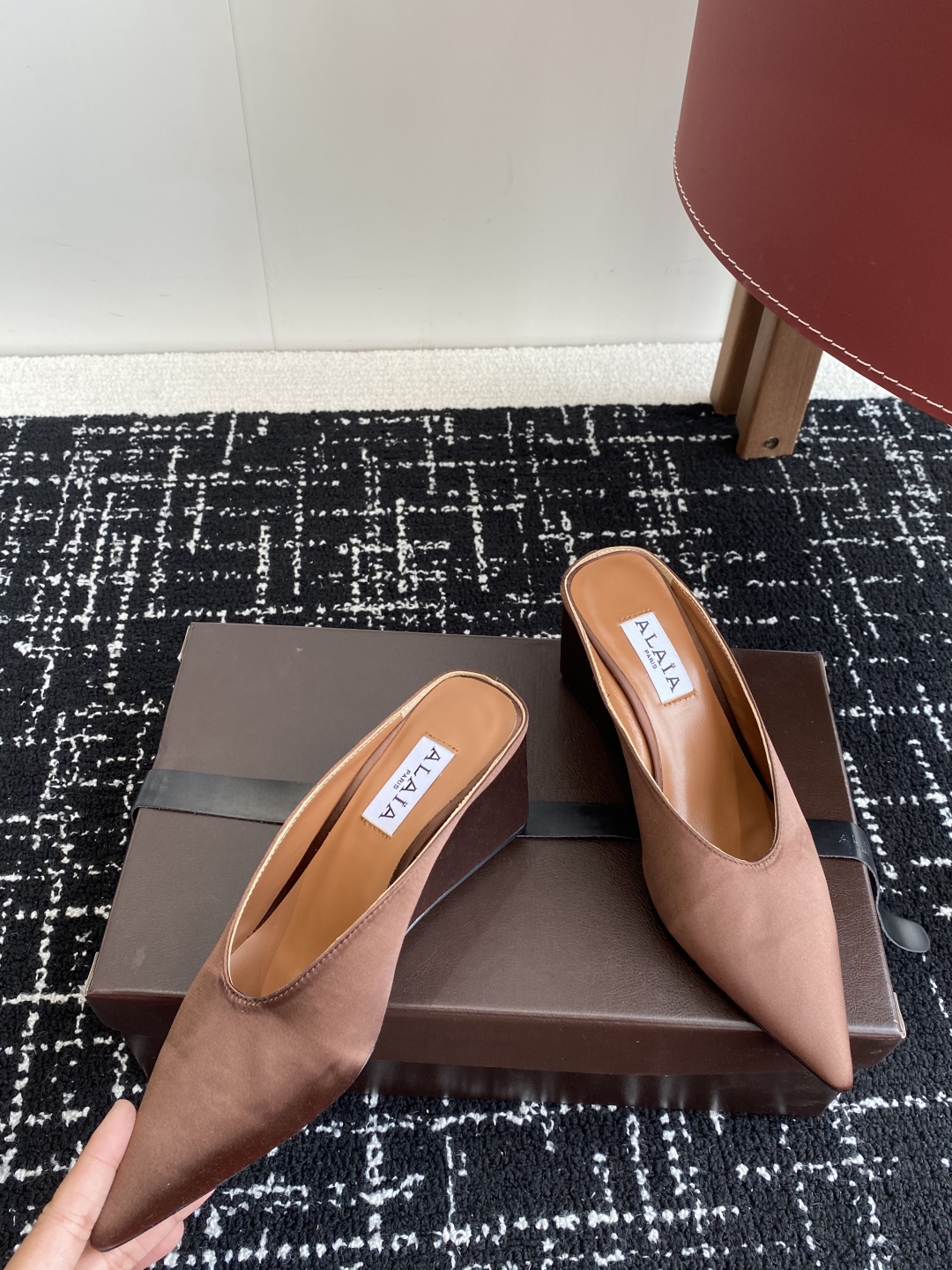 代购级
ALAÏA 25ss 春夏季新款 超有气质的 坡跟 真丝鞋 最近超火的一款尖头鞋

ALAÏA|