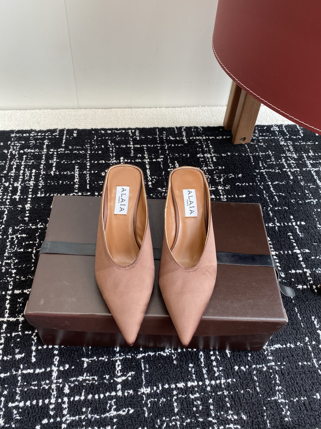 代购级
ALAÏA 25ss 春夏季新款 超有气质的 坡跟 真丝鞋 最近超火的一款尖头鞋

ALAÏA|
