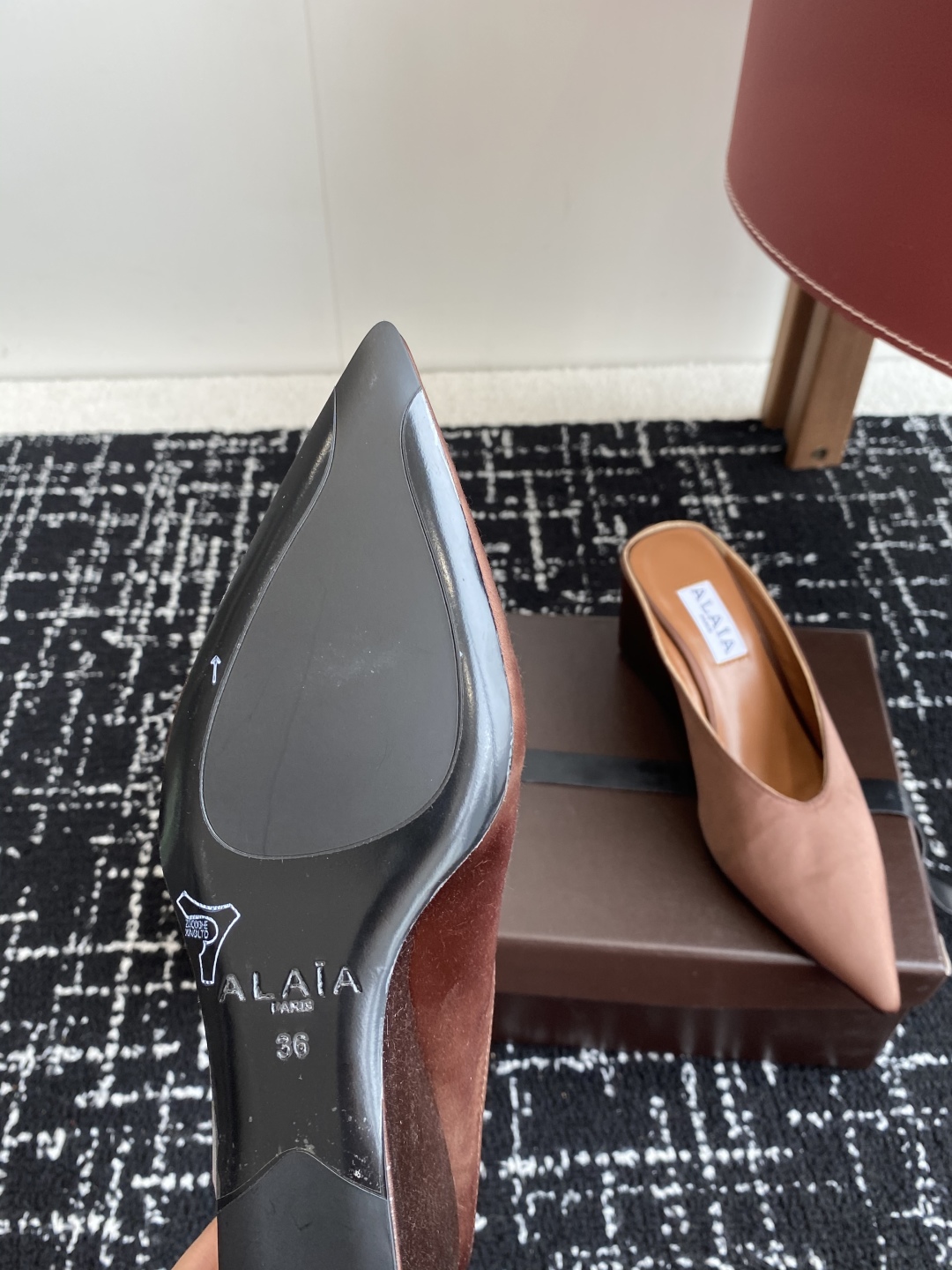 代购级
ALAÏA 25ss 春夏季新款 超有气质的 坡跟 真丝鞋 最近超火的一款尖头鞋

ALAÏA|