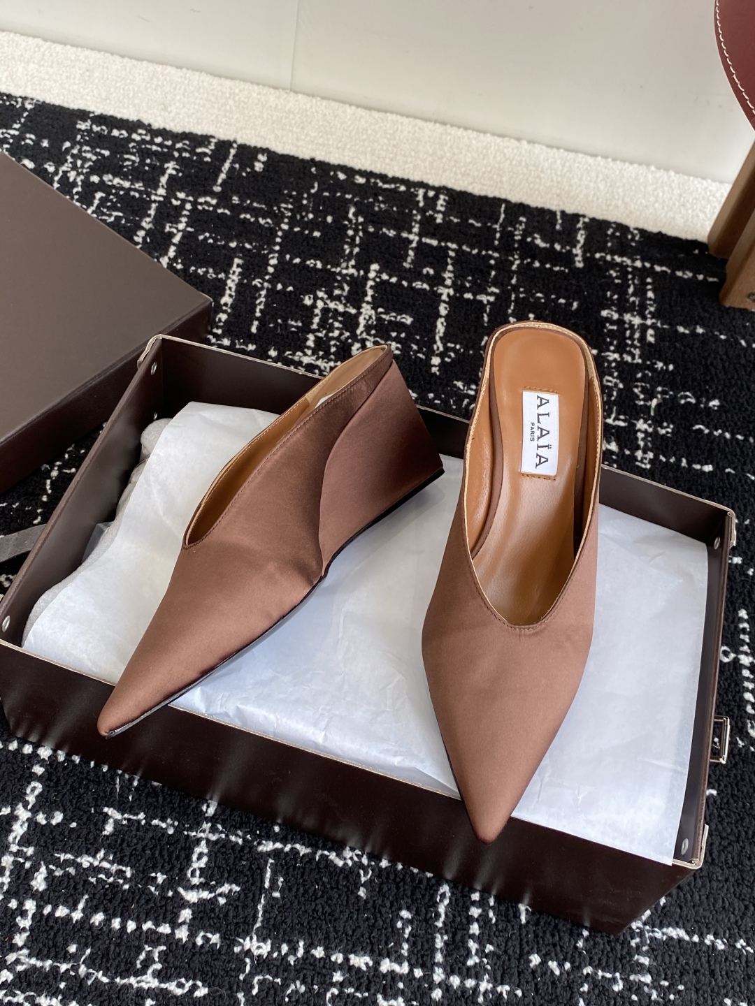 代购级
ALAÏA 25ss 春夏季新款 超有气质的 坡跟 真丝鞋 最近超火的一款尖头鞋

ALAÏA|