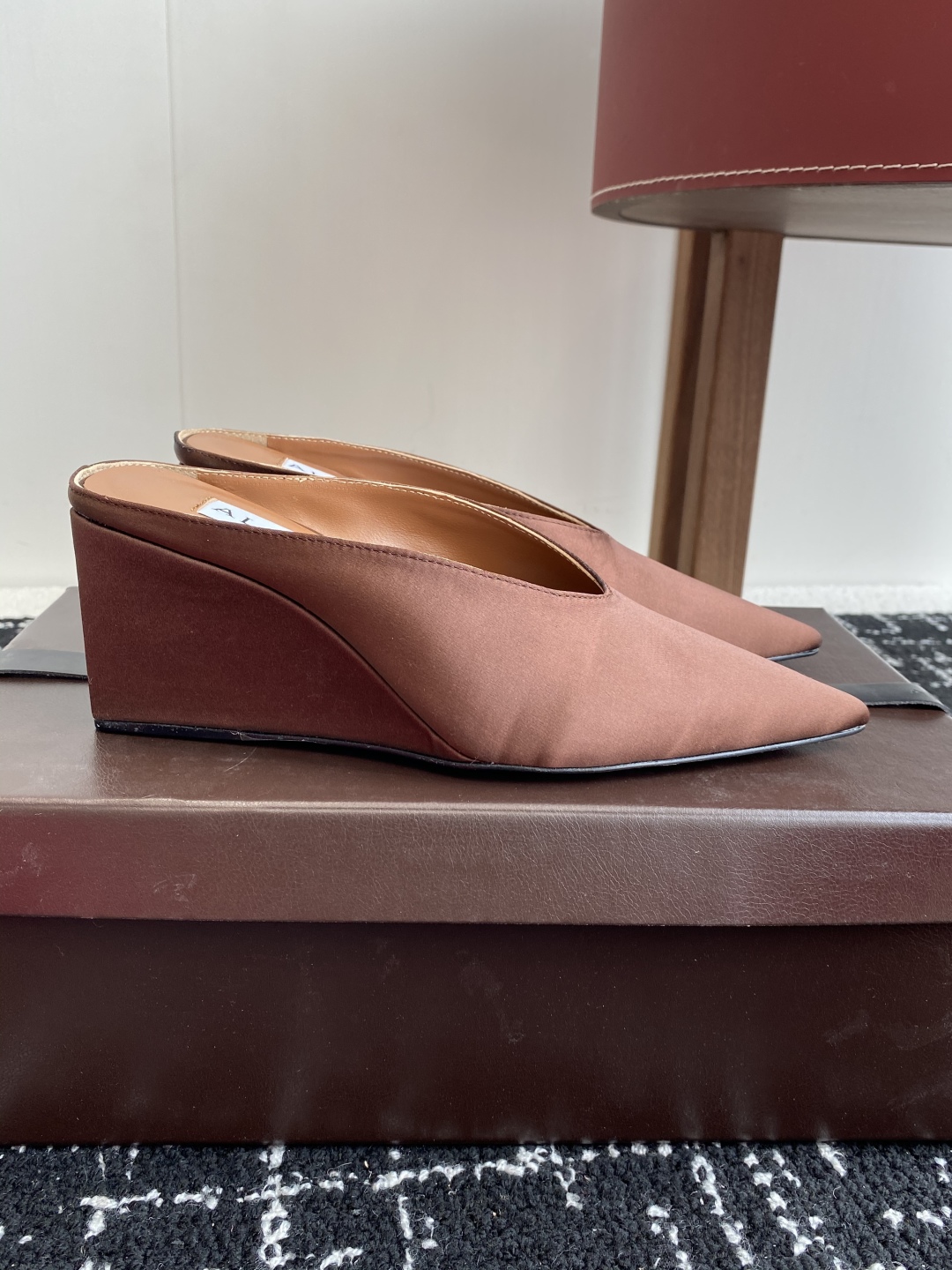 代购级
ALAÏA 25ss 春夏季新款 超有气质的 坡跟 真丝鞋 最近超火的一款尖头鞋

ALAÏA|