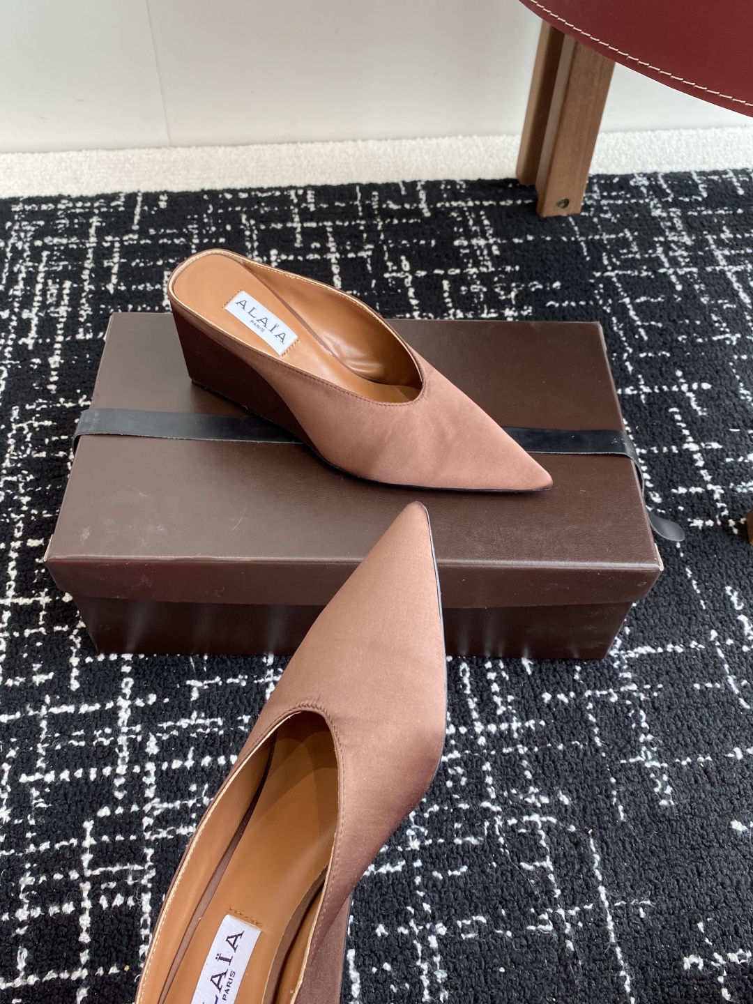 代购级
ALAÏA 25ss 春夏季新款 超有气质的 坡跟 真丝鞋 最近超火的一款尖头鞋

ALAÏA|