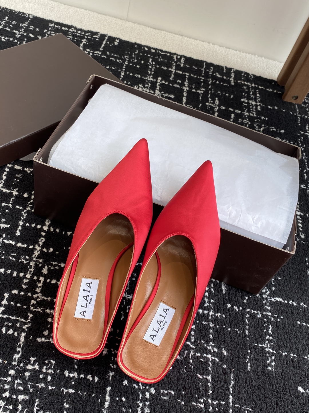 代购级
ALAÏA 25ss 春夏季新款 超有气质的 坡跟 真丝鞋 最近超火的一款尖头鞋

ALAÏA|