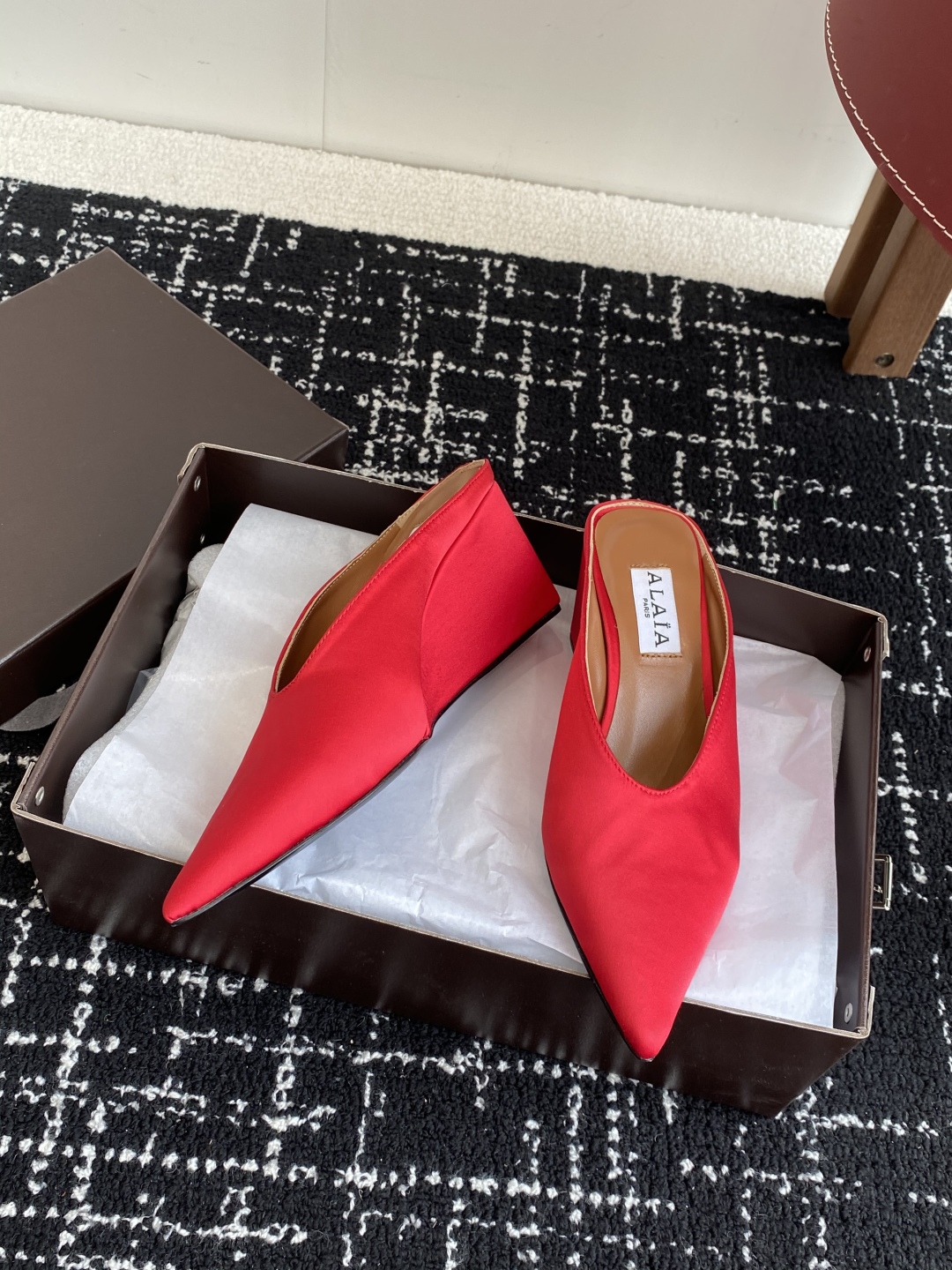 代购级
ALAÏA 25ss 春夏季新款 超有气质的 坡跟 真丝鞋 最近超火的一款尖头鞋

ALAÏA|