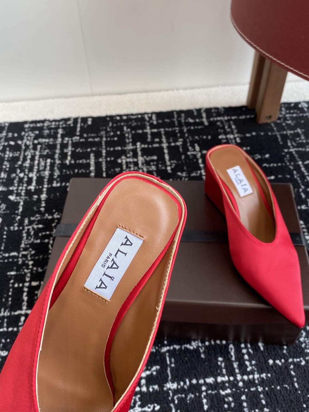 代购级
ALAÏA 25ss 春夏季新款 超有气质的 坡跟 真丝鞋 最近超火的一款尖头鞋

ALAÏA|