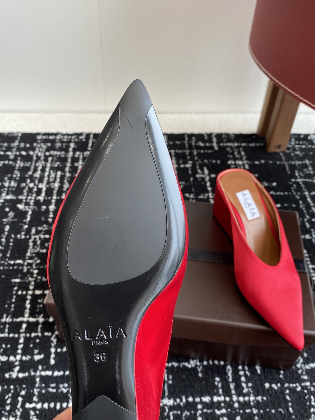 代购级
ALAÏA 25ss 春夏季新款 超有气质的 坡跟 真丝鞋 最近超火的一款尖头鞋

ALAÏA|
