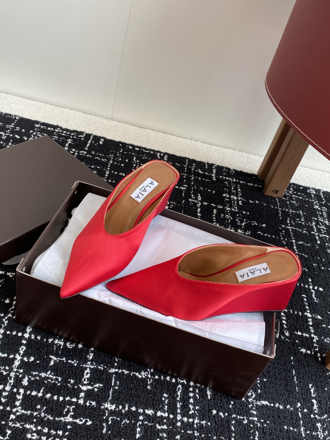 代购级
ALAÏA 25ss 春夏季新款 超有气质的 坡跟 真丝鞋 最近超火的一款尖头鞋

ALAÏA|