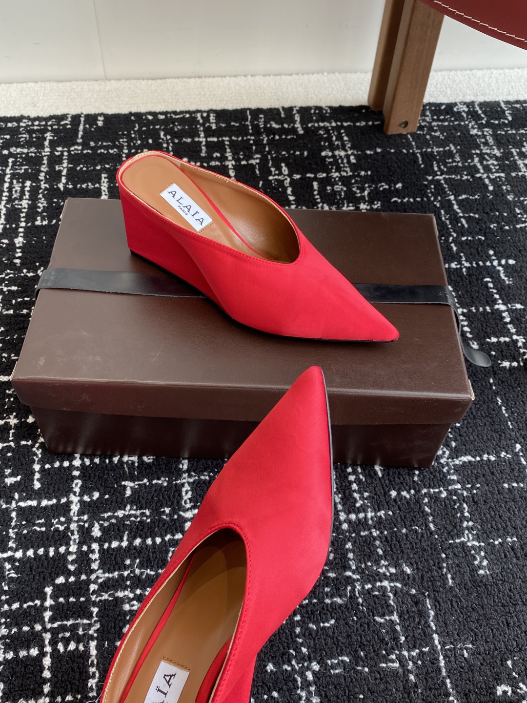 代购级
ALAÏA 25ss 春夏季新款 超有气质的 坡跟 真丝鞋 最近超火的一款尖头鞋

ALAÏA|