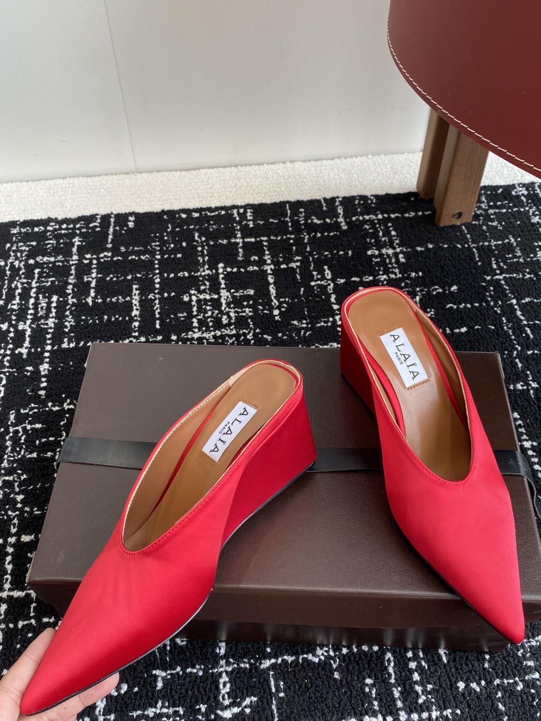 代购级
ALAÏA 25ss 春夏季新款 超有气质的 坡跟 真丝鞋 最近超火的一款尖头鞋

ALAÏA|