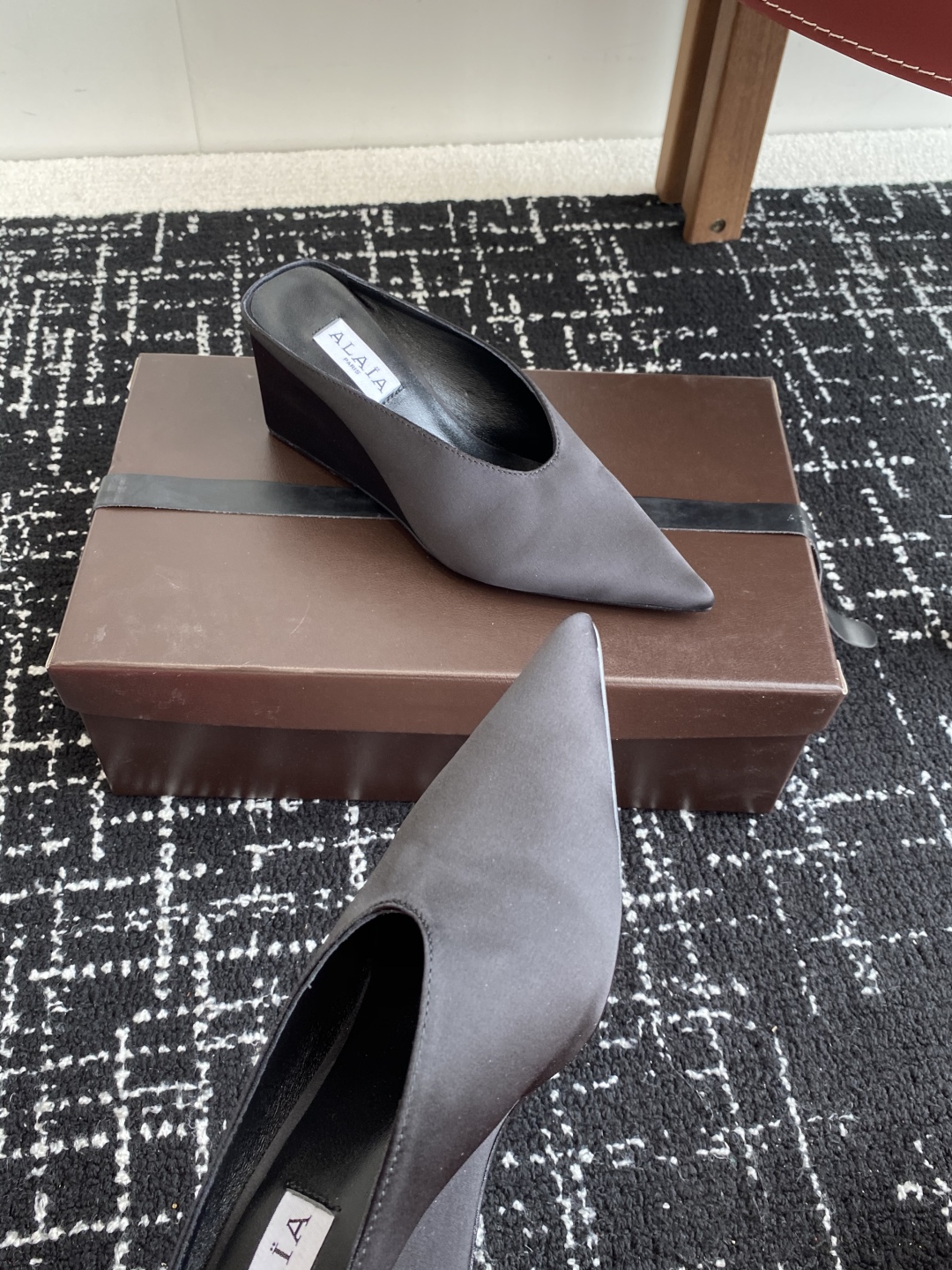 代购级
ALAÏA 25ss 春夏季新款 超有气质的 坡跟 真丝鞋 最近超火的一款尖头鞋

ALAÏA|