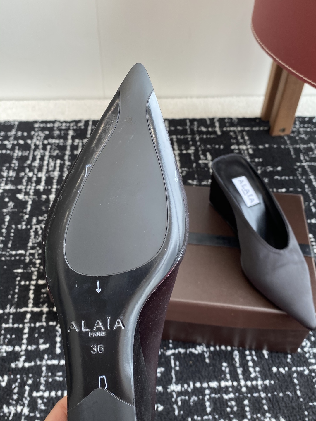 代购级
ALAÏA 25ss 春夏季新款 超有气质的 坡跟 真丝鞋 最近超火的一款尖头鞋

ALAÏA|