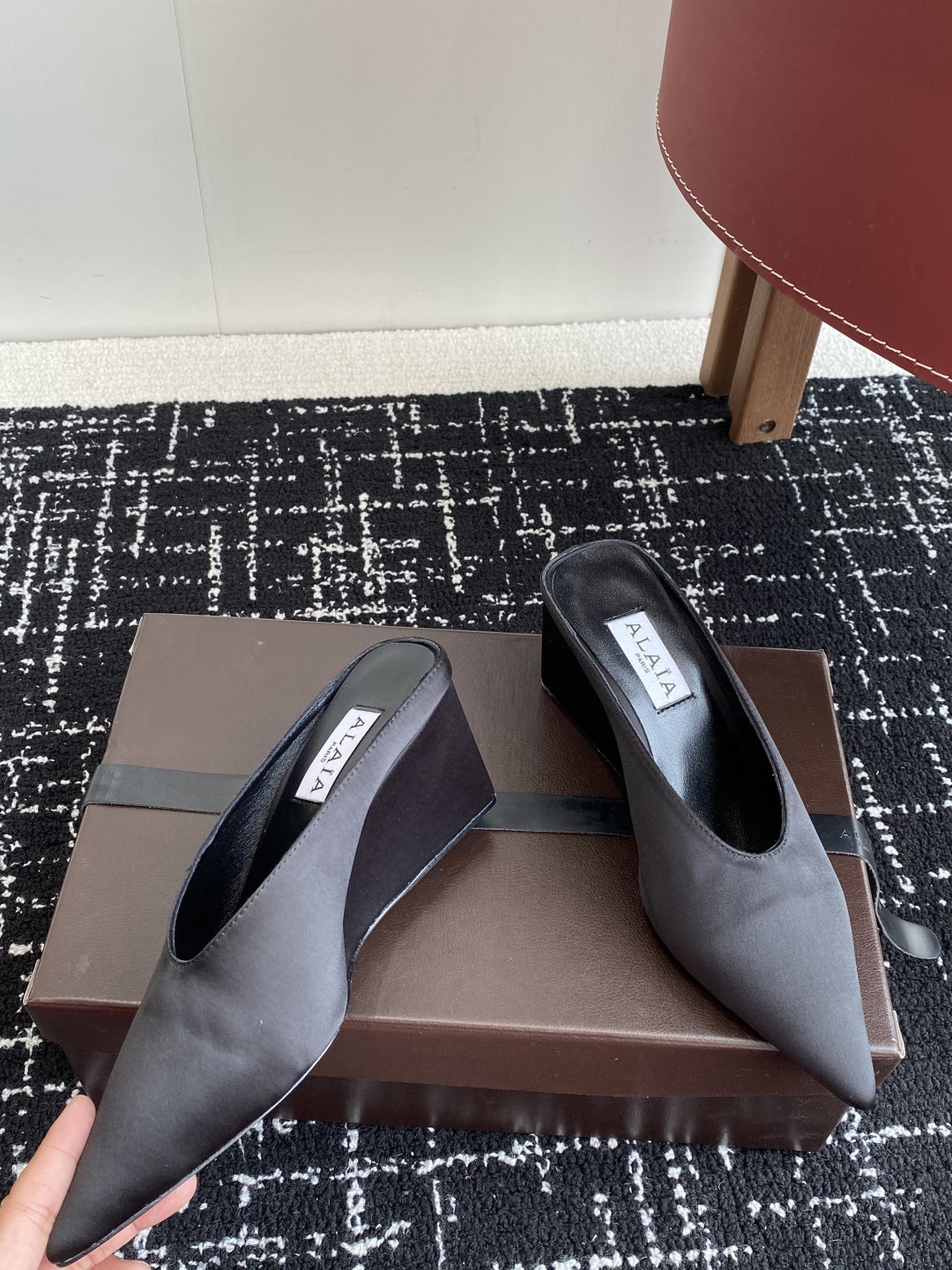 代购级
ALAÏA 25ss 春夏季新款 超有气质的 坡跟 真丝鞋 最近超火的一款尖头鞋

ALAÏA|