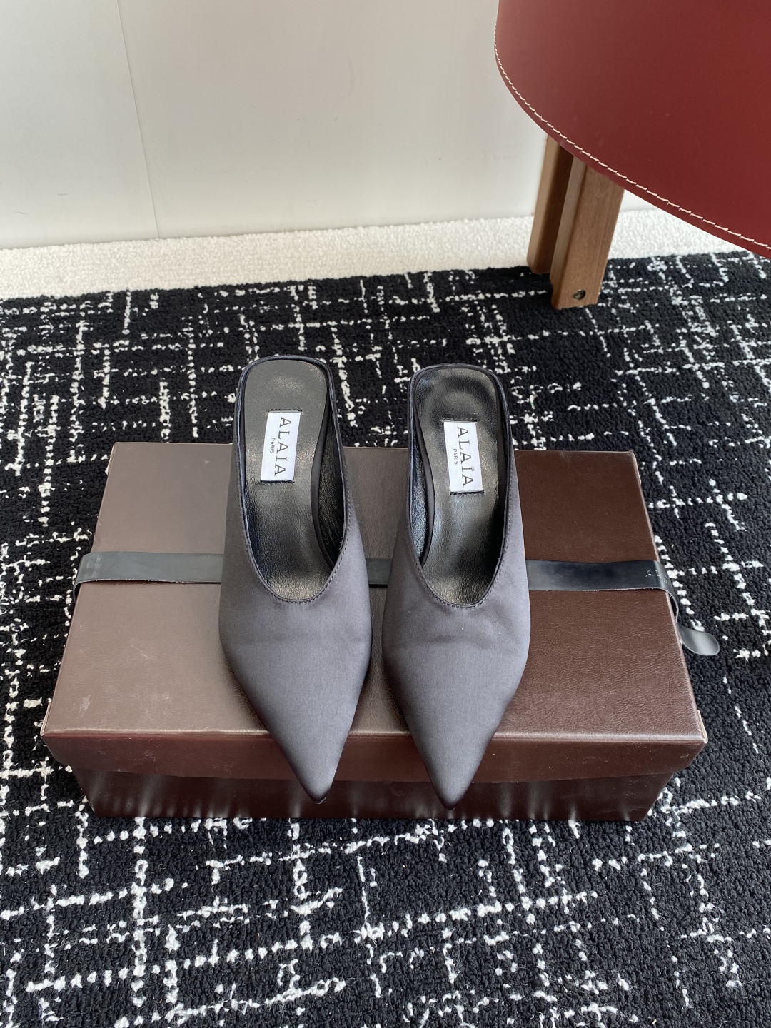 代购级
ALAÏA 25ss 春夏季新款 超有气质的 坡跟 真丝鞋 最近超火的一款尖头鞋

ALAÏA|