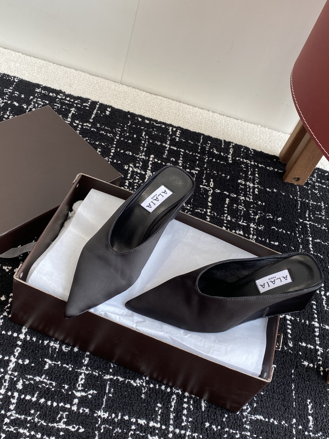 代购级
ALAÏA 25ss 春夏季新款 超有气质的 坡跟 真丝鞋 最近超火的一款尖头鞋

ALAÏA|