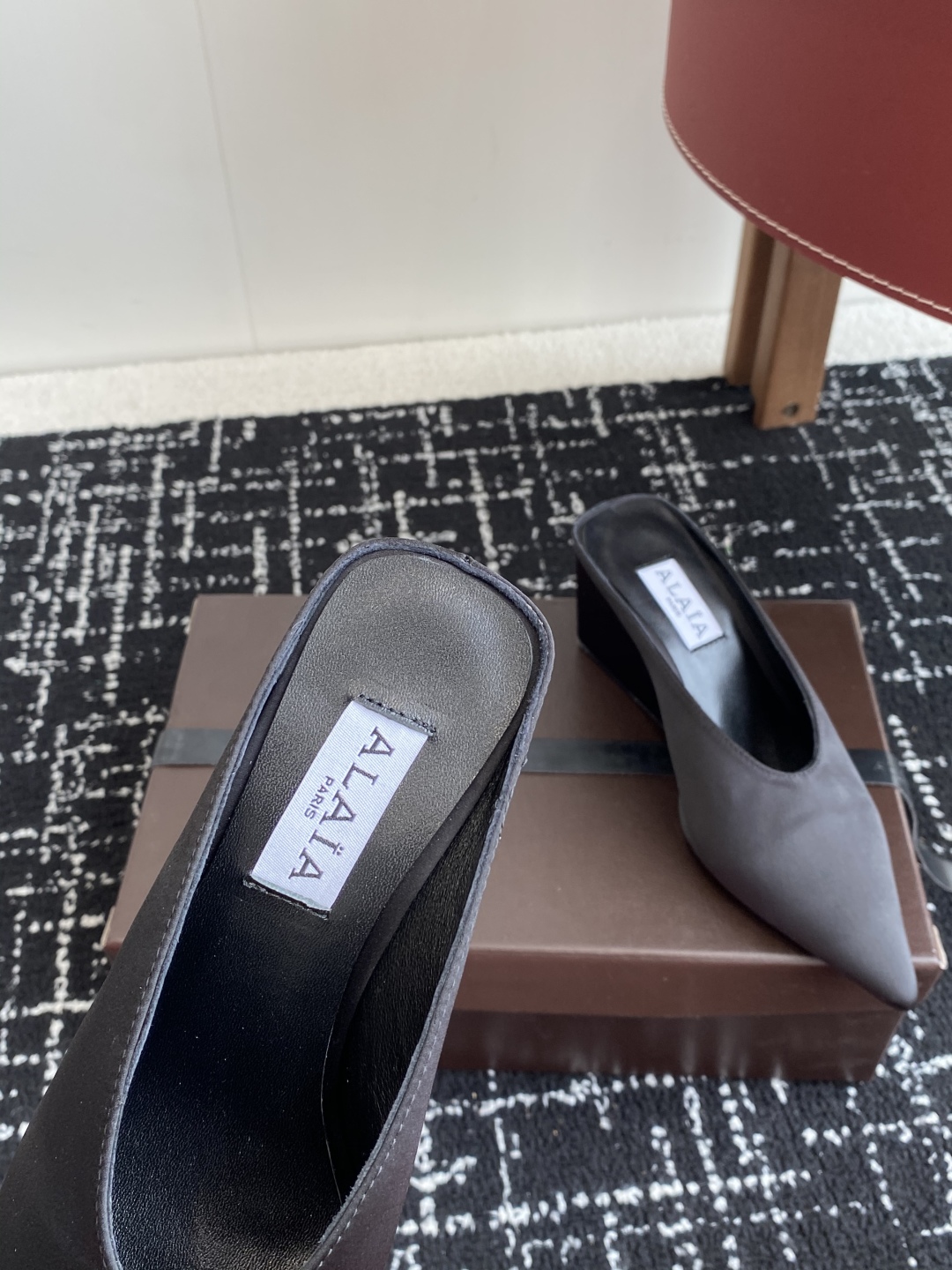 代购级
ALAÏA 25ss 春夏季新款 超有气质的 坡跟 真丝鞋 最近超火的一款尖头鞋

ALAÏA|