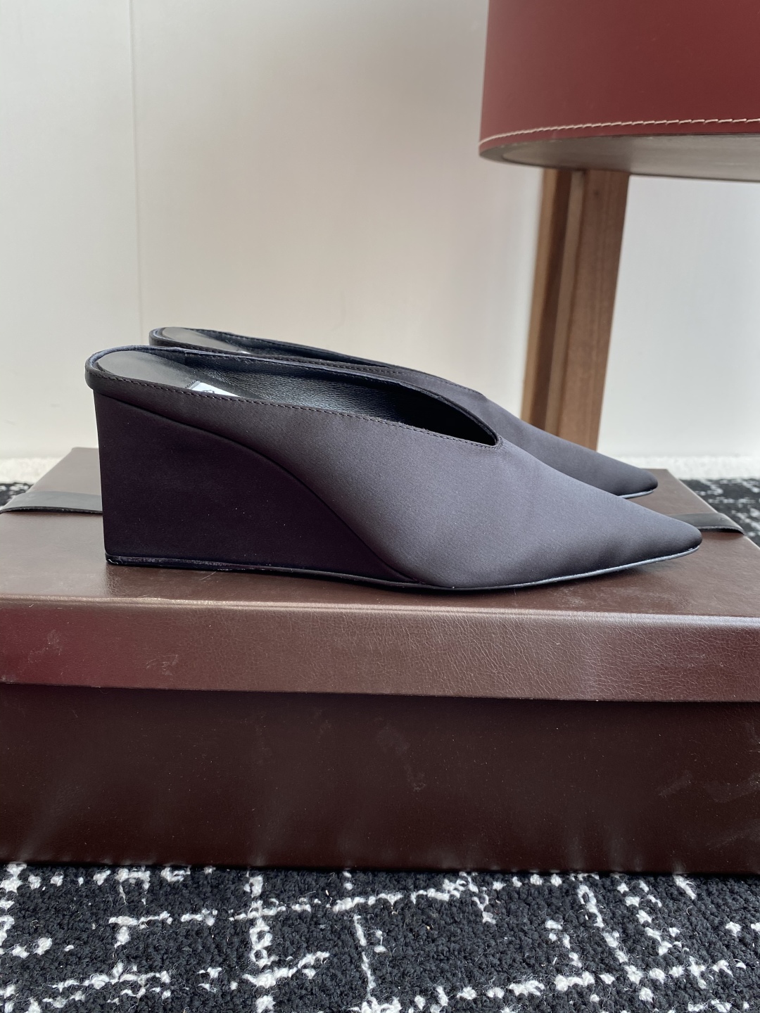 代购级
ALAÏA 25ss 春夏季新款 超有气质的 坡跟 真丝鞋 最近超火的一款尖头鞋

ALAÏA|