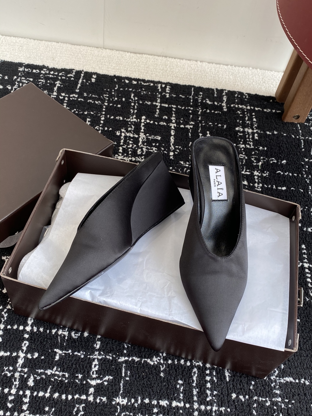 代购级
ALAÏA 25ss 春夏季新款 超有气质的 坡跟 真丝鞋 最近超火的一款尖头鞋

ALAÏA|