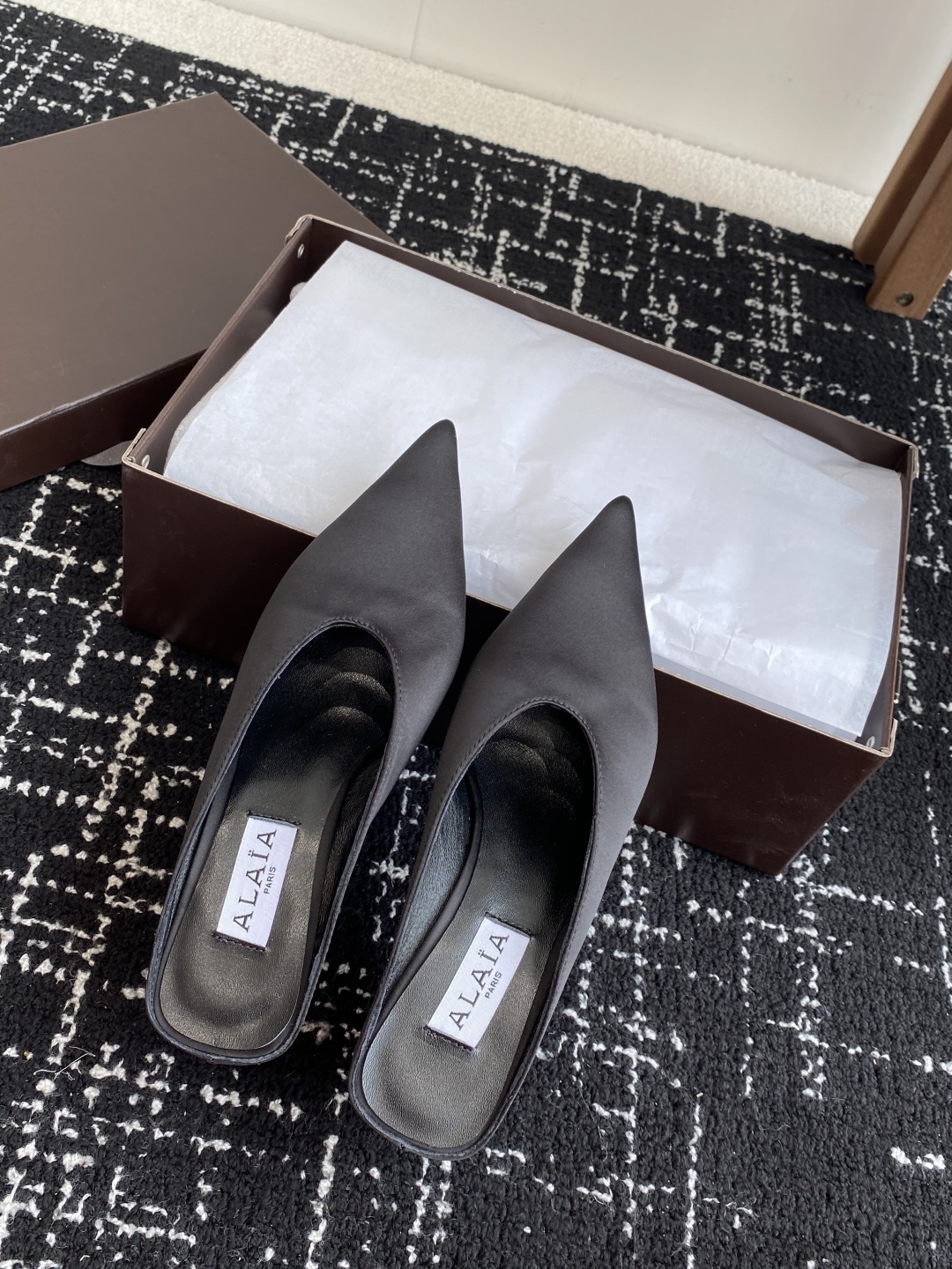 代购级
ALAÏA 25ss 春夏季新款 超有气质的 坡跟 真丝鞋 最近超火的一款尖头鞋

ALAÏA|
