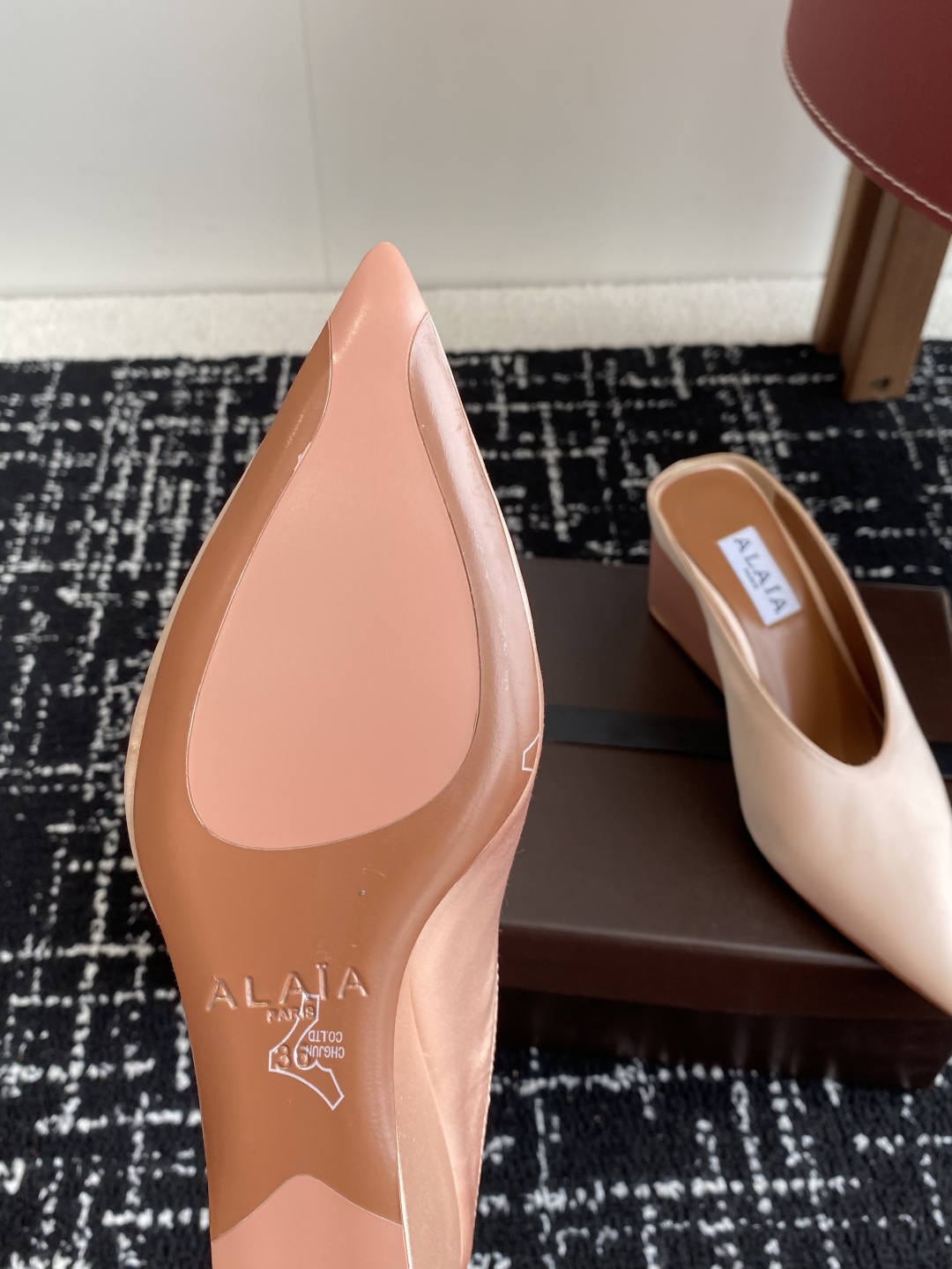 代购级
ALAÏA 25ss 春夏季新款 超有气质的 坡跟 真丝鞋 最近超火的一款尖头鞋

ALAÏA|