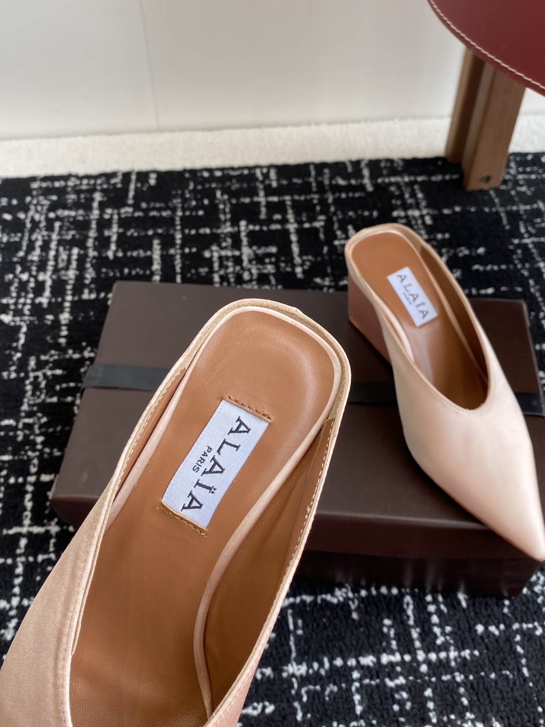 代购级
ALAÏA 25ss 春夏季新款 超有气质的 坡跟 真丝鞋 最近超火的一款尖头鞋

ALAÏA|