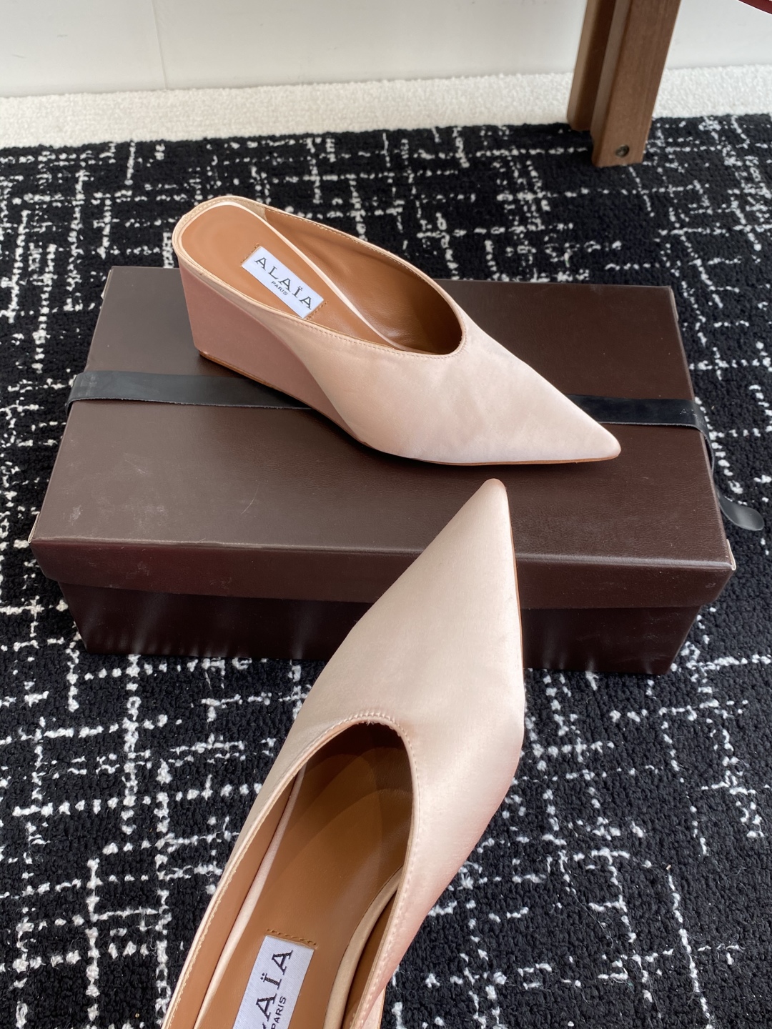 代购级
ALAÏA 25ss 春夏季新款 超有气质的 坡跟 真丝鞋 最近超火的一款尖头鞋

ALAÏA|