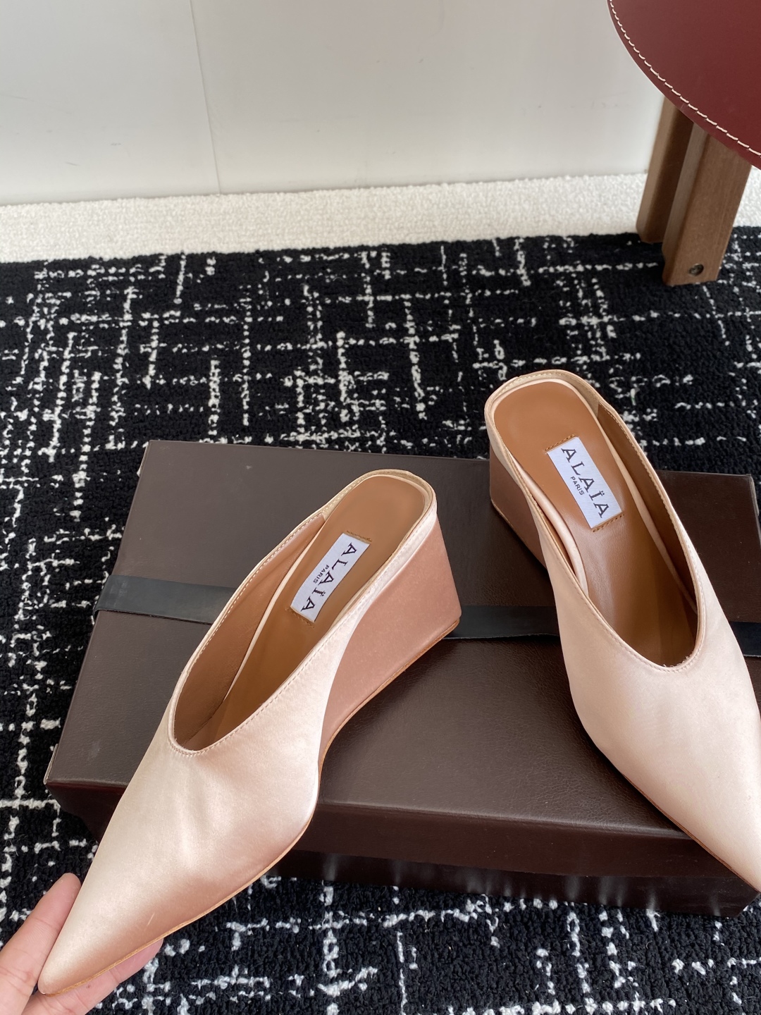代购级
ALAÏA 25ss 春夏季新款 超有气质的 坡跟 真丝鞋 最近超火的一款尖头鞋

ALAÏA|