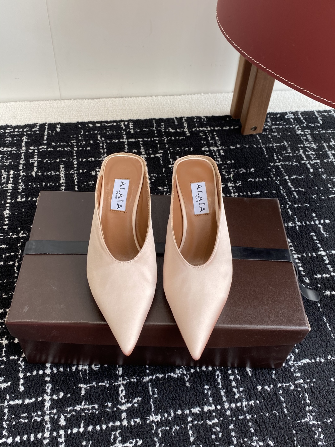 代购级
ALAÏA 25ss 春夏季新款 超有气质的 坡跟 真丝鞋 最近超火的一款尖头鞋

ALAÏA|