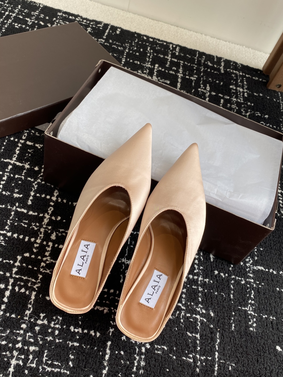 代购级
ALAÏA 25ss 春夏季新款 超有气质的 坡跟 真丝鞋 最近超火的一款尖头鞋

ALAÏA|