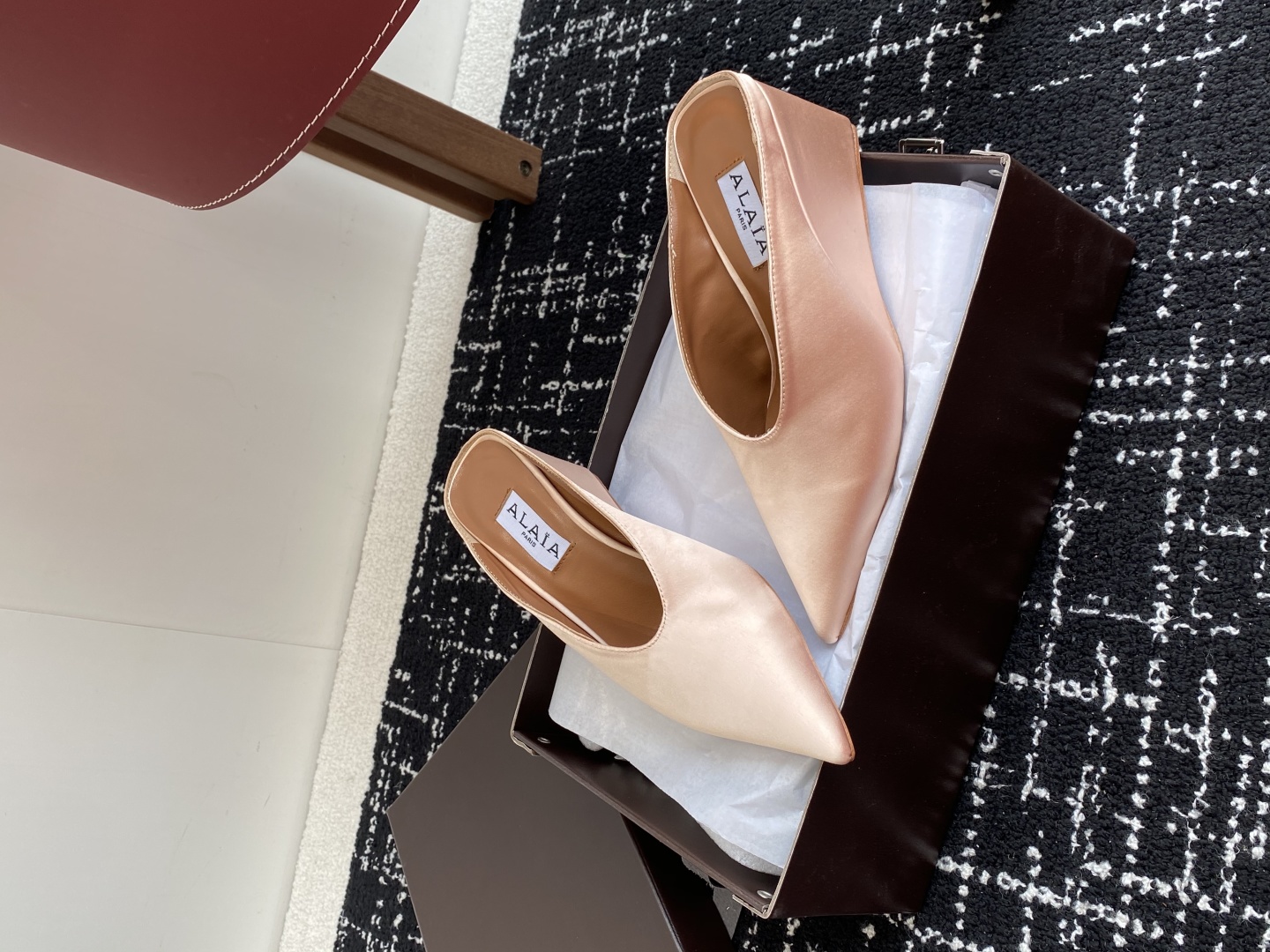 代购级
ALAÏA 25ss 春夏季新款 超有气质的 坡跟 真丝鞋 最近超火的一款尖头鞋

ALAÏA|