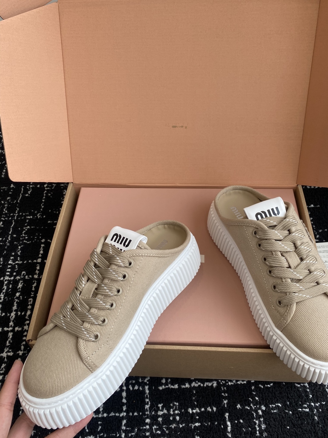 代购级
miumiu  25ss 春夏新款 厚底  帆布 半拖 小白鞋

简约造型，超轻原版开模鞋底，脚