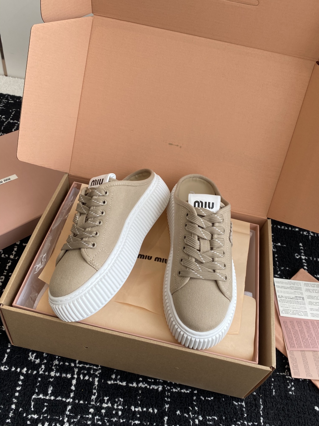 代购级
miumiu  25ss 春夏新款 厚底  帆布 半拖 小白鞋

简约造型，超轻原版开模鞋底，脚