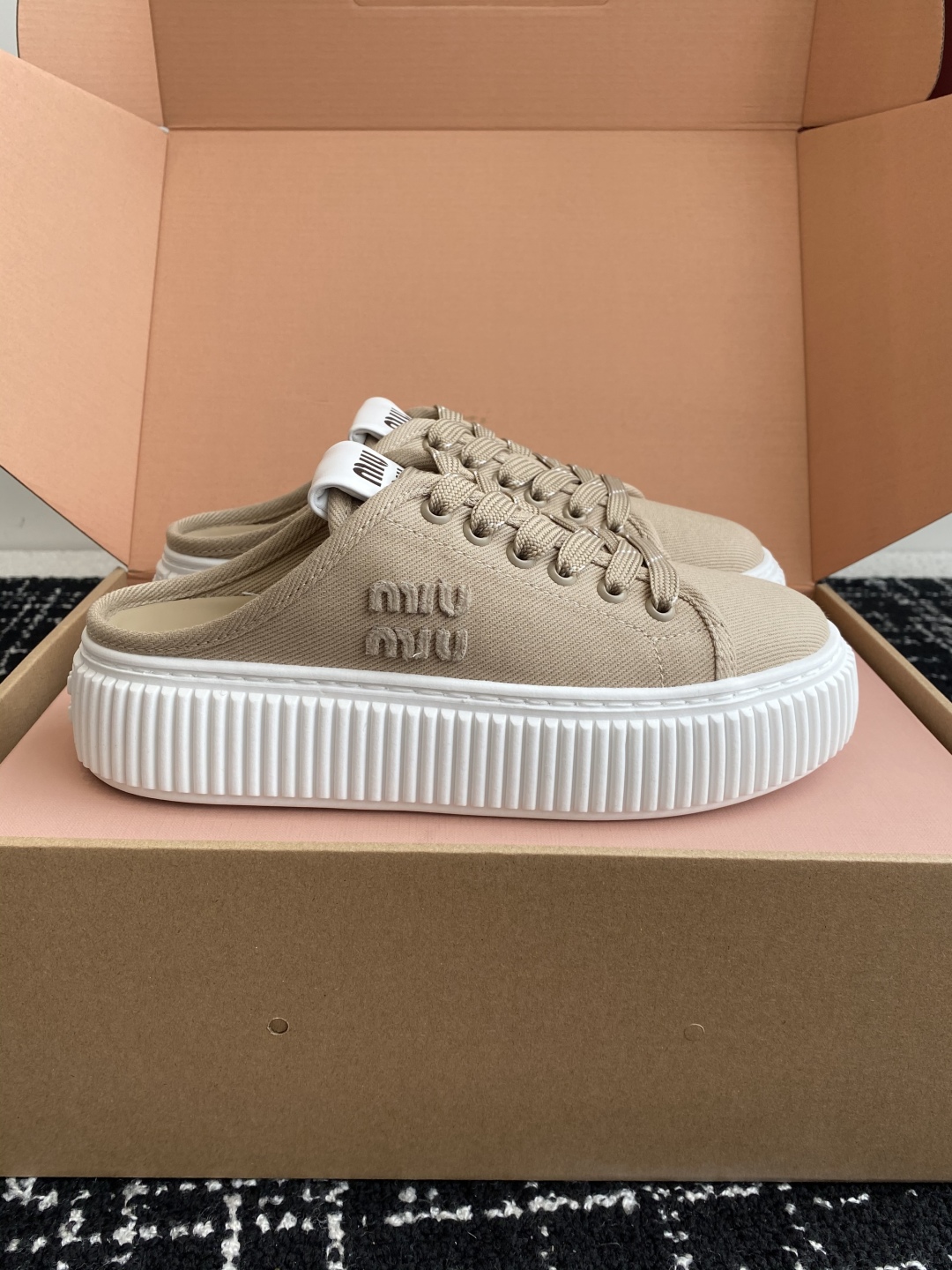 代购级
miumiu  25ss 春夏新款 厚底  帆布 半拖 小白鞋

简约造型，超轻原版开模鞋底，脚