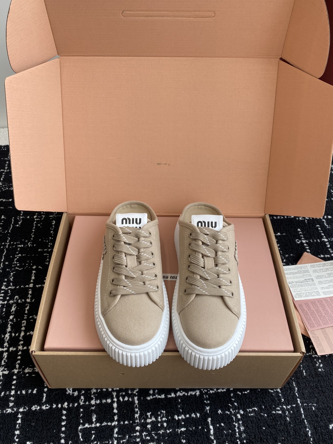 代购级
miumiu  25ss 春夏新款 厚底  帆布 半拖 小白鞋

简约造型，超轻原版开模鞋底，脚