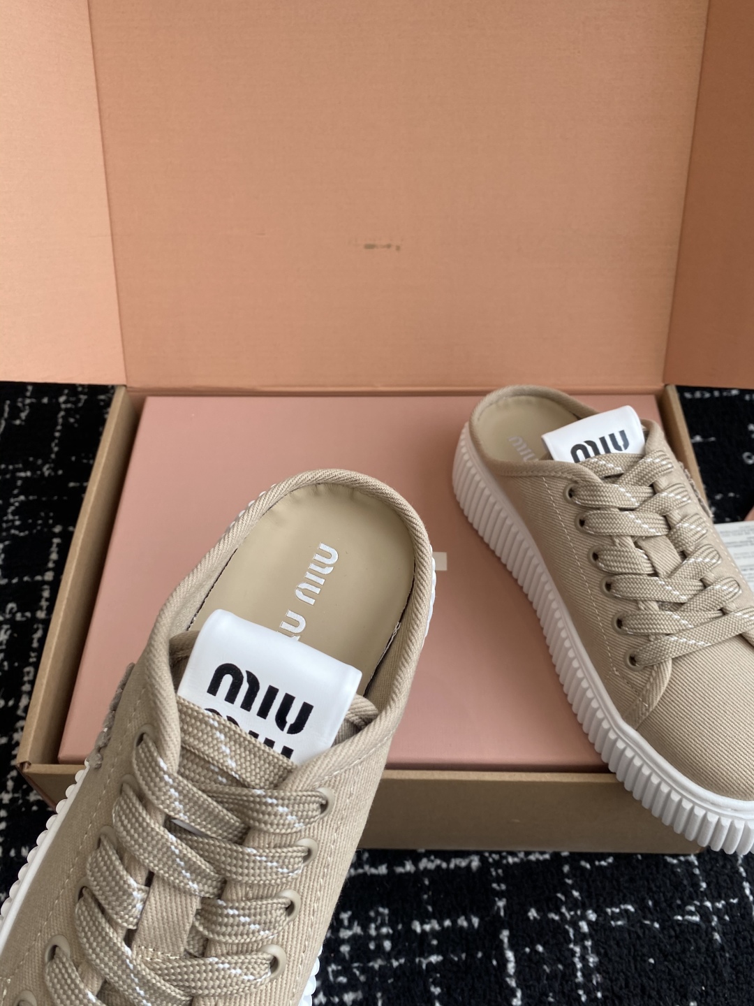代购级
miumiu  25ss 春夏新款 厚底  帆布 半拖 小白鞋

简约造型，超轻原版开模鞋底，脚