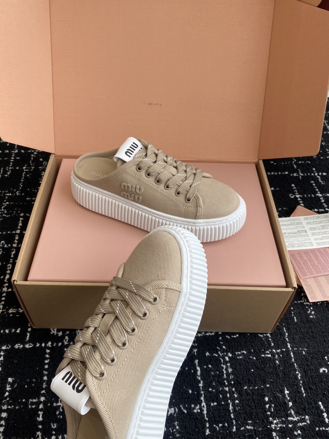 代购级
miumiu  25ss 春夏新款 厚底  帆布 半拖 小白鞋

简约造型，超轻原版开模鞋底，脚