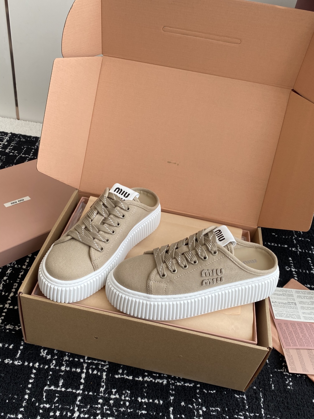 代购级
miumiu  25ss 春夏新款 厚底  帆布 半拖 小白鞋

简约造型，超轻原版开模鞋底，脚